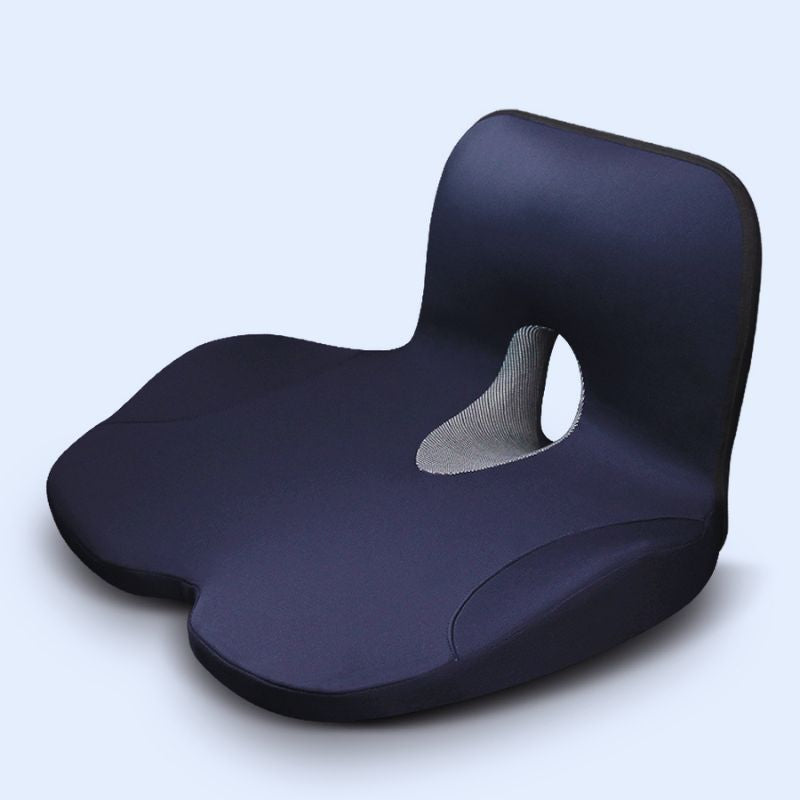 Personne en télétravail utilisant un coussin à mémoire de forme pour soulager le bas du dos et les hanches